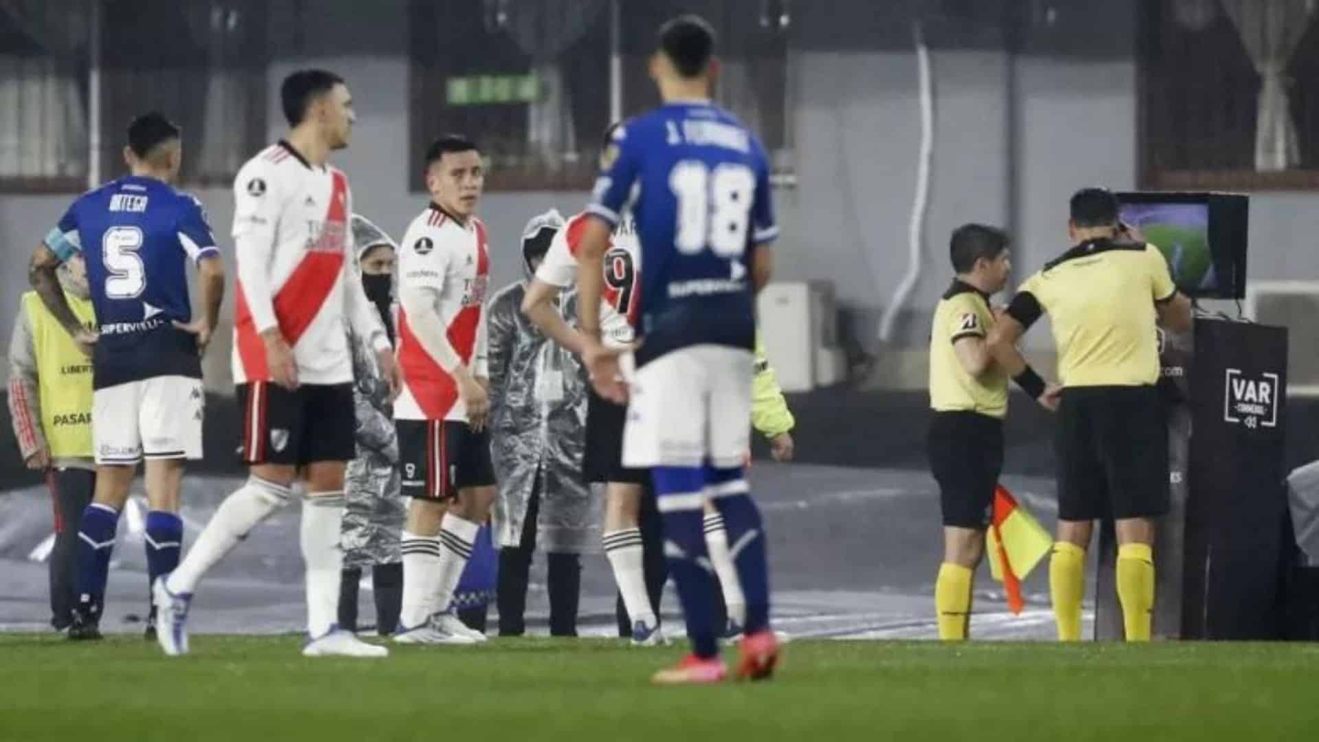 &Aacute;udio do VAR &eacute; revelado e exp&otilde;e briga de &aacute;rbitros para anular gol do River