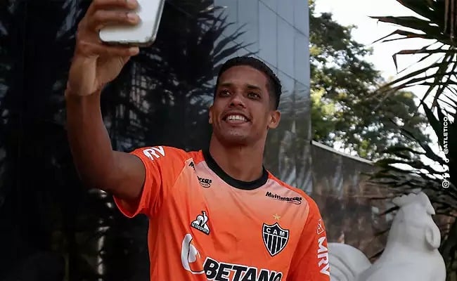 Atl&eacute;tico-MG apresenta Pedrinho como novo refor&ccedil;o