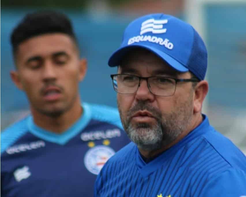Enderson Moreira está regularizado e vai comandar jogo contra o Grêmio