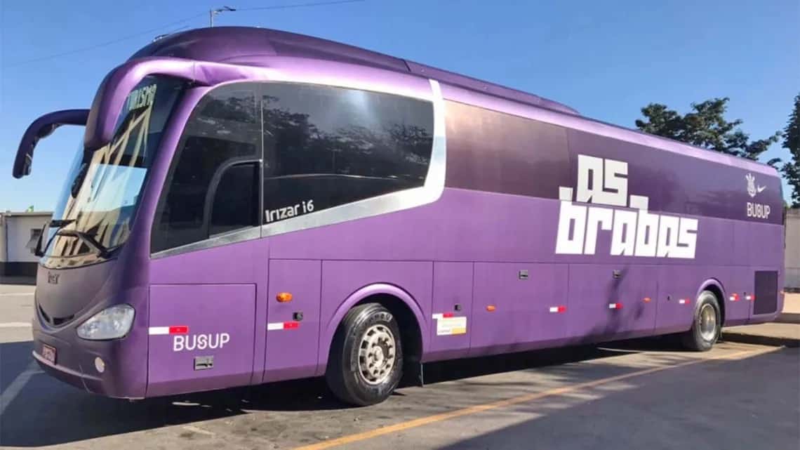 Brabas do Tim&atilde;o ganham &ocirc;nibus personalizado