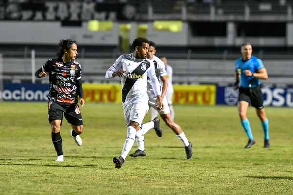 Volante celebra retorno aos gramados na Ponte ap&oacute;s cinco meses longe