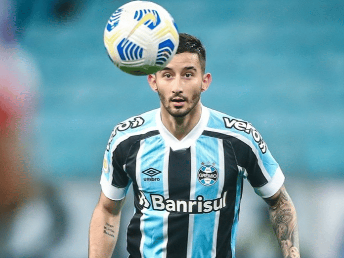 Villasanti celebra um ano com camisa do Gr&ecirc;mio: &ldquo;Quero sempre dar o meu melhor&rdquo;