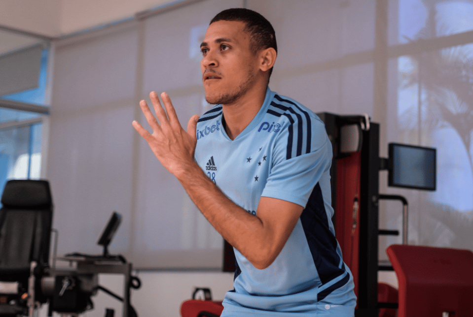 Com &oacute;tima evolu&ccedil;&atilde;o ap&oacute;s cirurgia, Jo&atilde;o Paulo se mostra ansioso para retornar ao campo pelo Cruzeiro