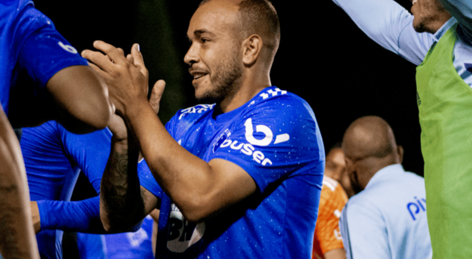 Rodolfo celebra gol nos acr&eacute;scimos e exalta campanha do Cruzeiro