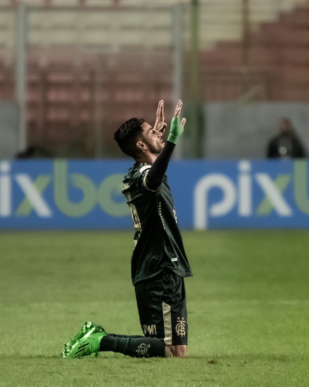 “Perdi meu pai a pouco mais de um ano, então dedico esse gol para ele”, diz Pedrinho após vitória do América-MG