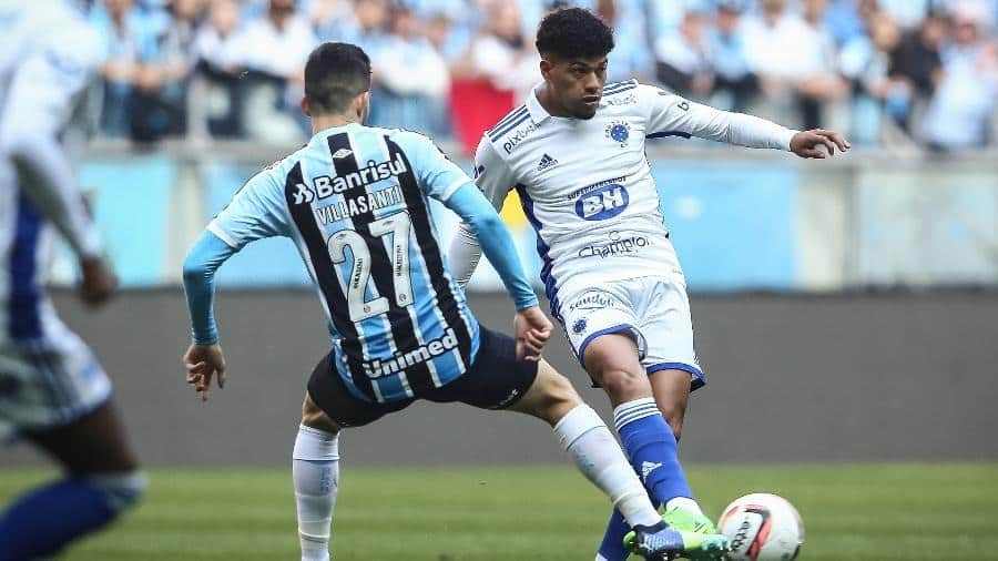 Cruzeiro consegue o empate contra o Grêmio e segue na liderança isolada