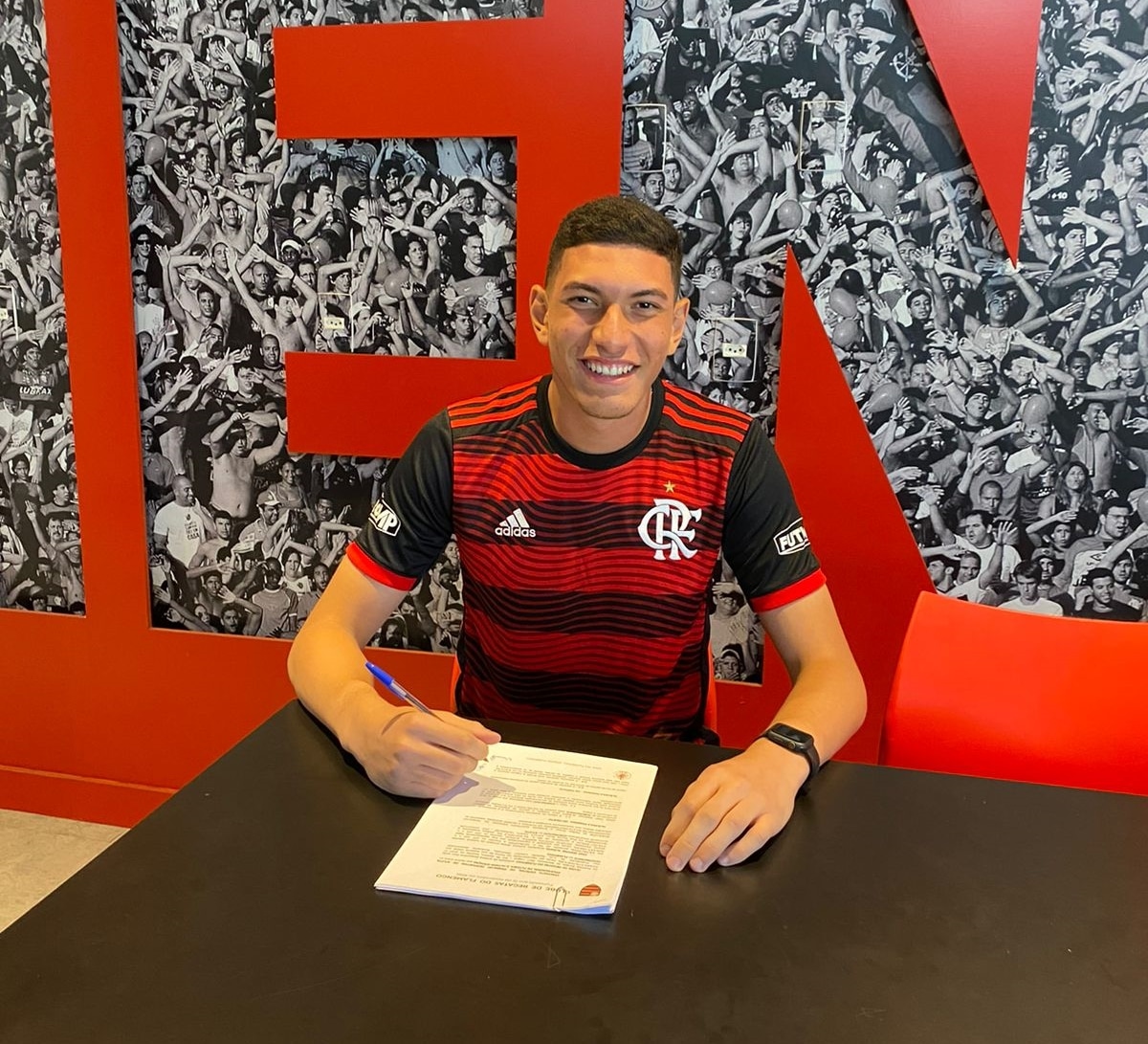 Promessa Rubro-negra assina seu primeiro contrato profissional com o clube