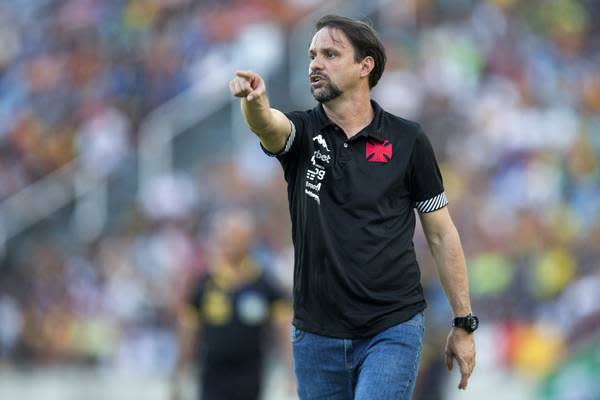 Maur&iacute;cio Souza lamenta demiss&atilde;o do Vasco e garante que o time subiria