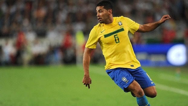 Ex-jogador do Corinthians, Flamengo e Arsenal estará em reality show da Record; afirma colunista