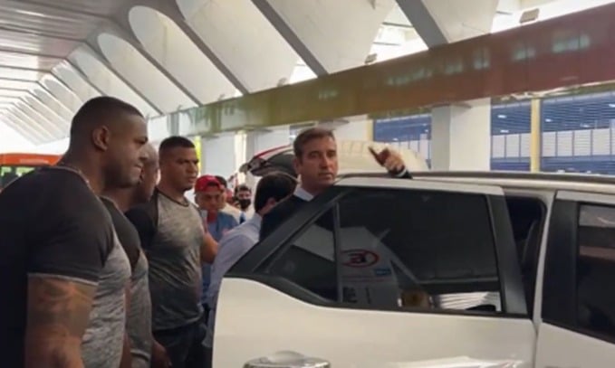 Ferran Soriano, CEO do City, chega em Salvador