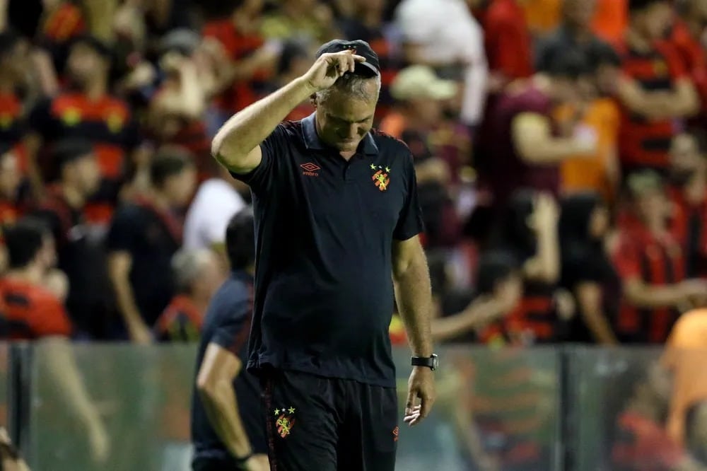 Torcida do Sport comemora sa&iacute;da de Lisca