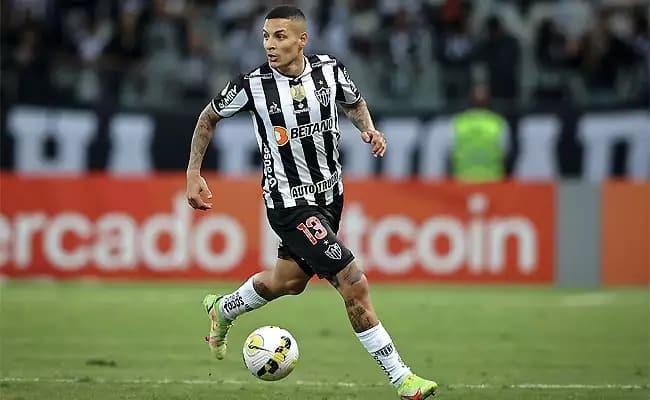 Guilherme Arana passa por cirurgia no joelho
