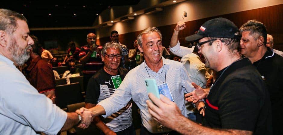 Evandro Carvalho &eacute; reeleito com mais de 83% dos votos