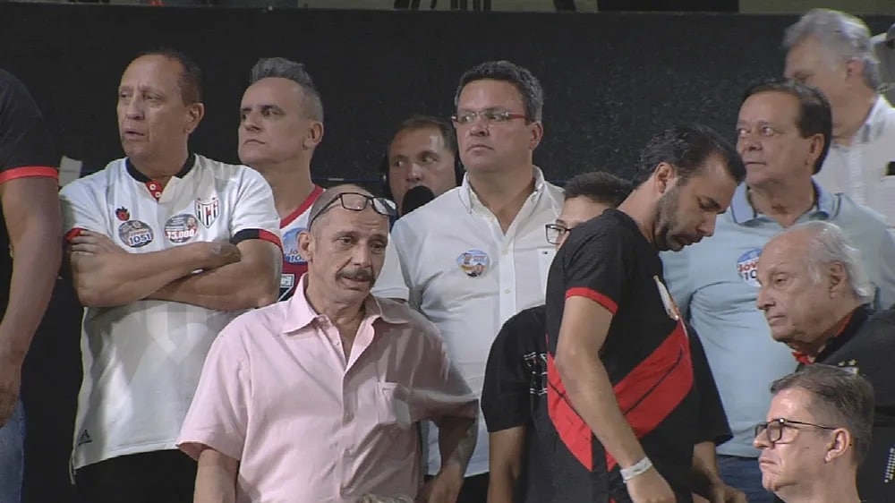 Depois de mais uma derrota, torcedores do Atl&eacute;tico-GO se manifestam contra Adson