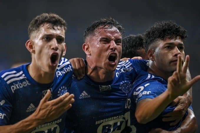 Cruzeiro recebe parabéns pelo acesso de personalidades