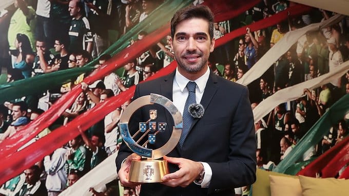 Abel Ferreira recebe prêmio da Federação Portuguesa de Futebol