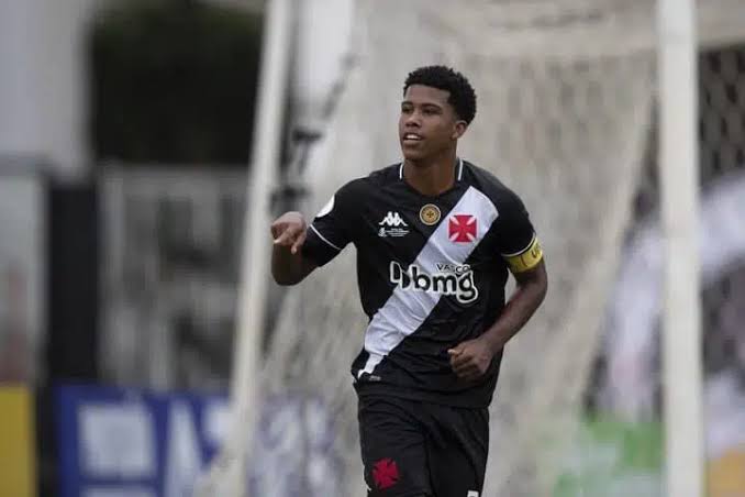Andrey Santos renova com Vasco