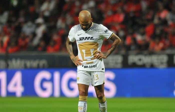 Dani Alves fala de seleção e critica companheiros mexicanos