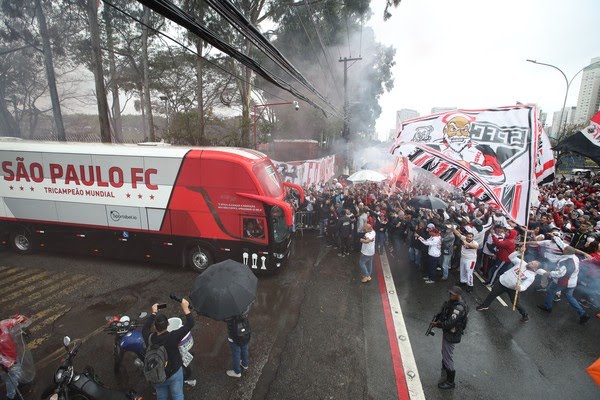 Com muita festa, São Paulo embarca para final da Copa Sul-Americana