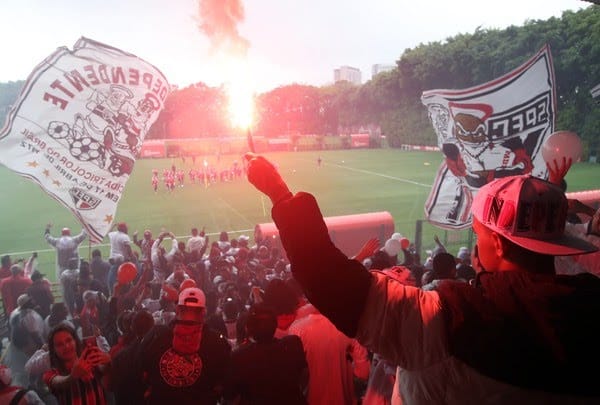 Com muita festa, São Paulo embarca para final da Copa Sul-Americana