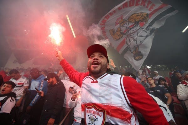 Com muita festa, São Paulo embarca para final da Copa Sul-Americana