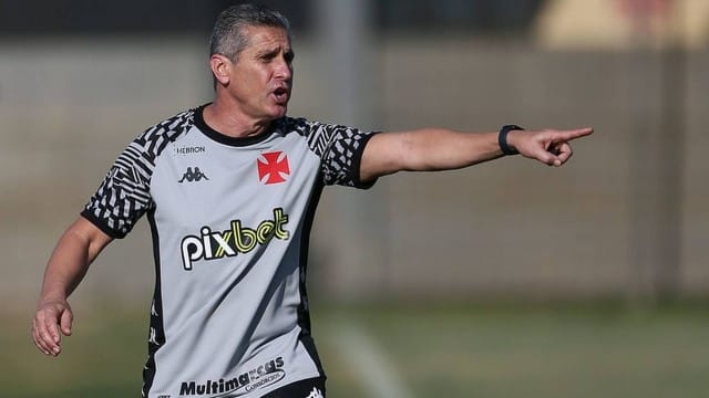 Jorginho pede que time do Vasco sinta a derrota