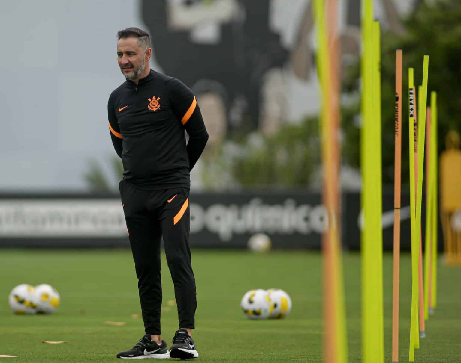 Corinthians precisa garantir V&iacute;tor Pereira para 2023
