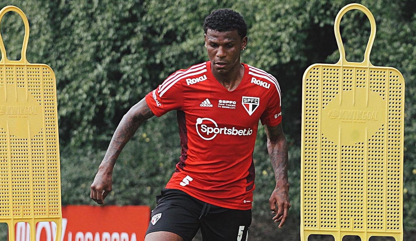 Arboleda e mais dois treinam com elenco do São Paulo