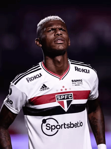 Zagueiro de time brasileiro surpreende e pode disputar a copa do mundo