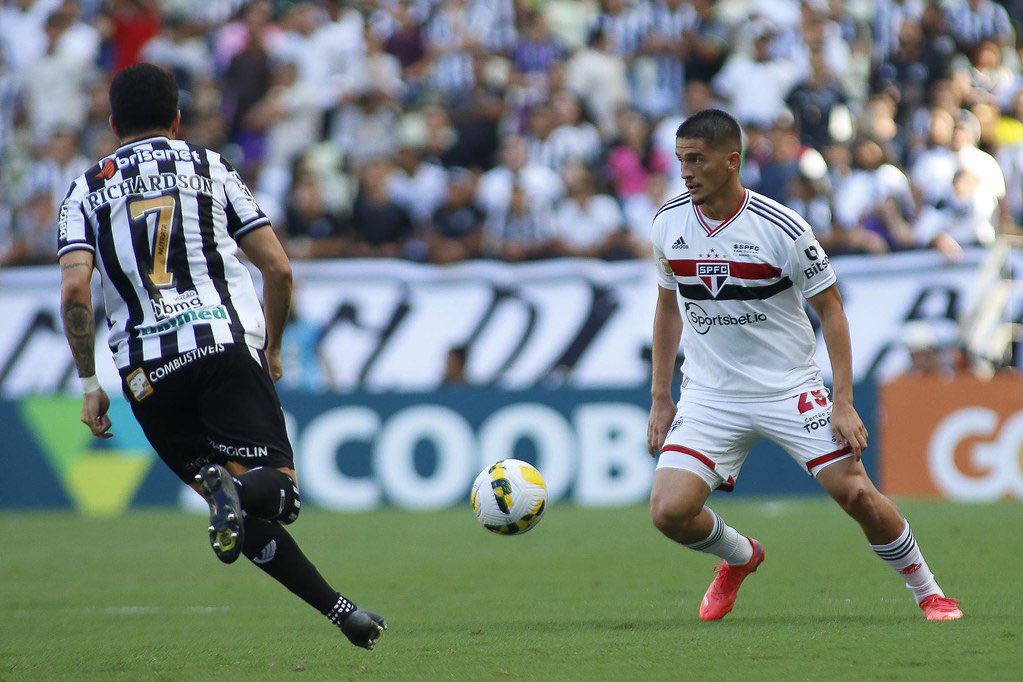 Volante do S&atilde;o Paulo na mira do futebol ingl&ecirc;s