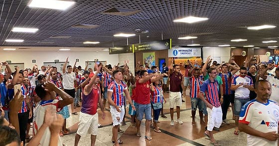 Torcedores lotam aeroporto em desembarque do Bahia
