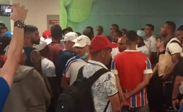 Sob protesto da torcida, elenco do Bahia volta para Salvador