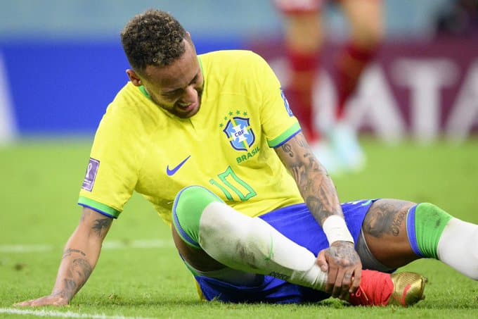 Les&otilde;es de Neymar e Danilo os tiram da primeira fase da Copa do Mundo