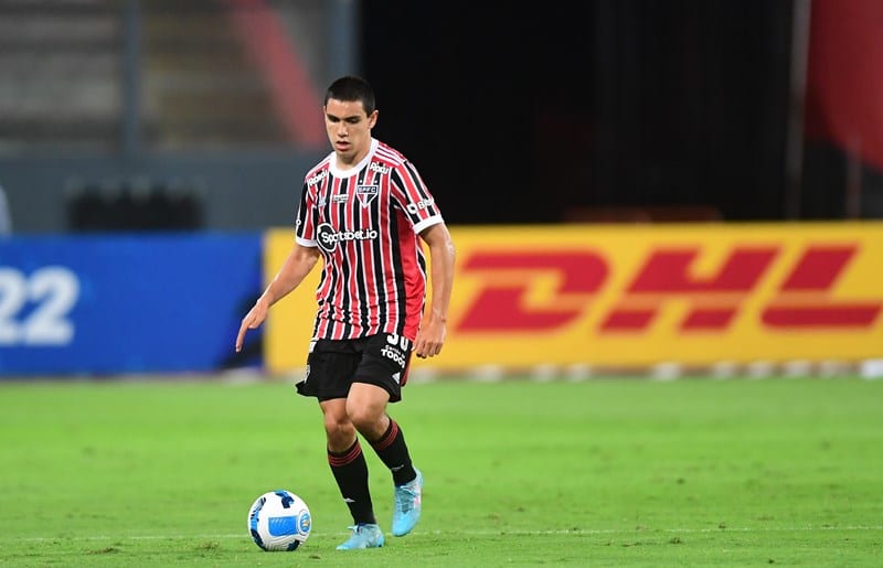 Lateral-direito do S&atilde;o Paulo passa por cirurgia