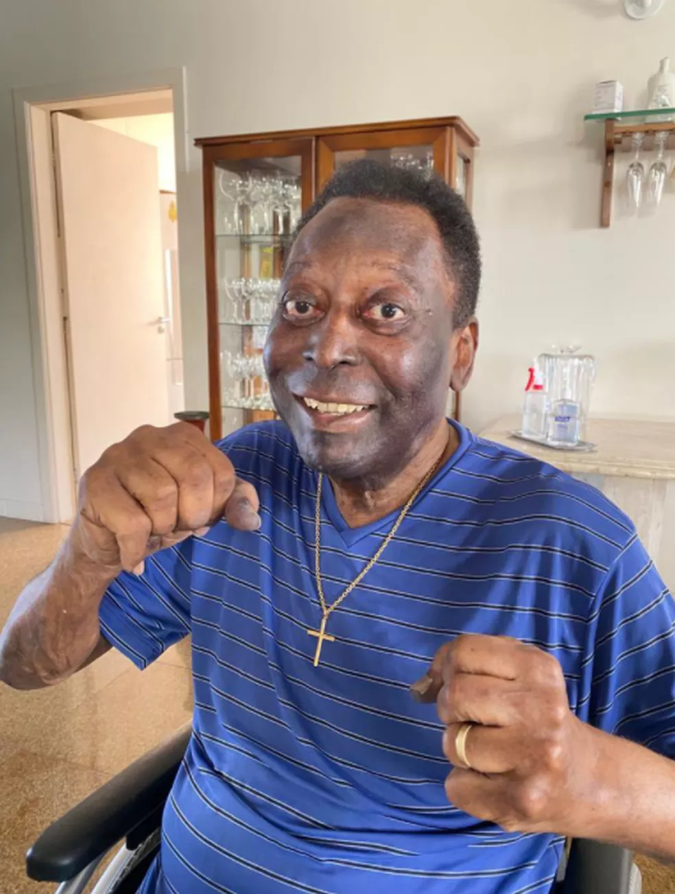 Pel&eacute; &eacute; internado e sa&uacute;de preocupa; Fam&iacute;lia desconversa sobre estado do Rei