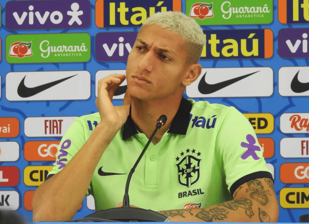Richarlison defende Neymar e chama jornalista de &ldquo;babaca&rdquo;