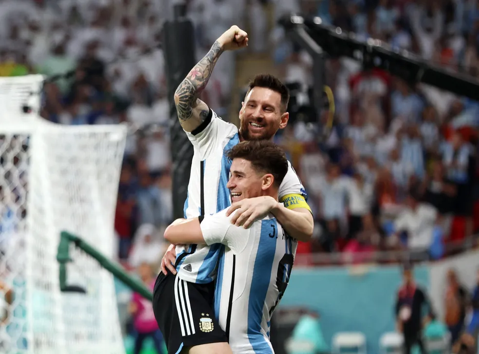 Messi reclama de cansa&ccedil;o e dedica vit&oacute;ria para torcida