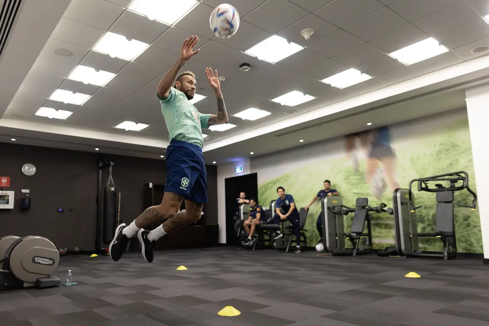 Neymar volta a trabalhar com bola