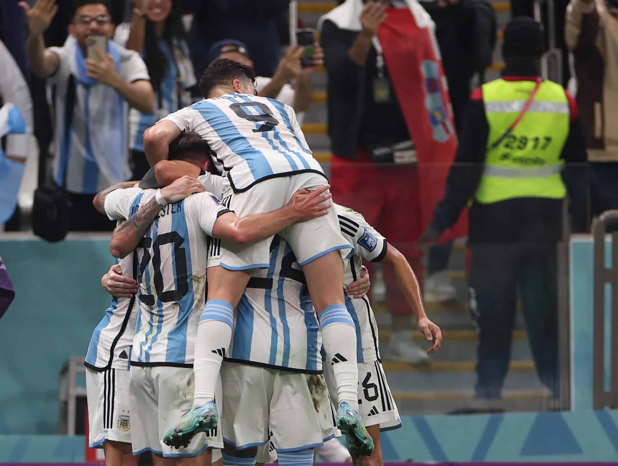 Jogadores da Argentina demonstram emo&ccedil;&atilde;o ap&oacute;s o t&iacute;tulo da Copa do Mundo