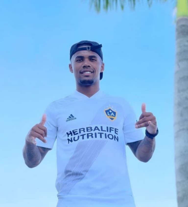 Douglas Costa deve voltar ao Brasil, segundo jornalista