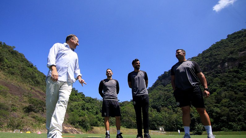 Conhe&ccedil;a a estrat&eacute;gia do Botafogo neste mercado de transfer&ecirc;ncias