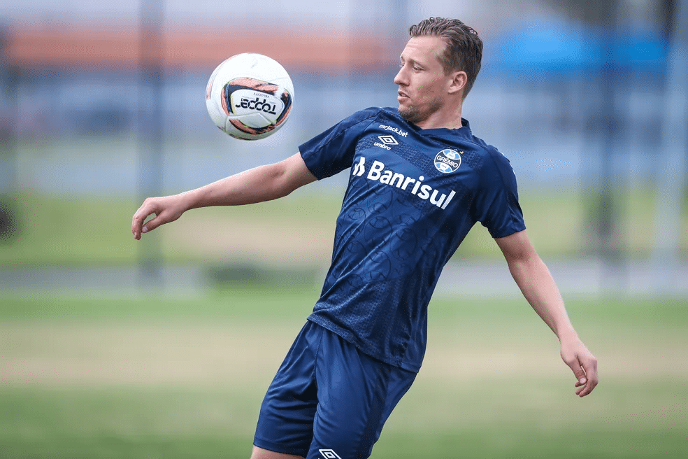 Lucas Leiva &eacute; afastado por conta de problemas card&iacute;acos