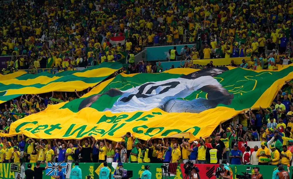 Pel&eacute; &eacute; homenageado em jogo entre Brasil x Camar&otilde;es