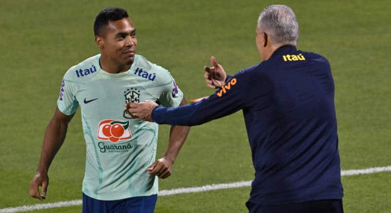 Tite n&atilde;o confirma Alex Sandro