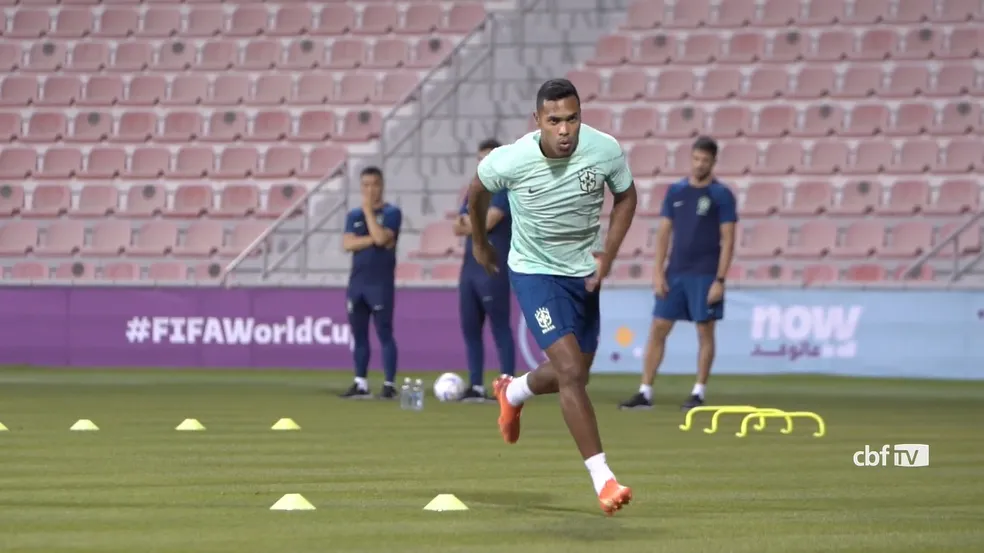 Danilo ser&aacute; titular na lateral-esquerda; Alex Sandro s&oacute; volta nas quartas de final