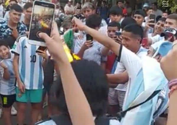 Durante comemora&ccedil;&atilde;o em Buenos Aires, argentinos queimam bandeira brasileira; veja v&iacute;deo