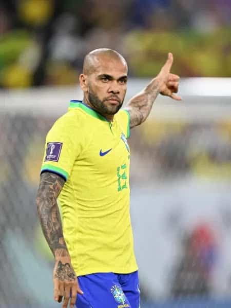 Lateral brasileiro de Copa do Mundo é acusado de assédio na Espanha; jogador nega