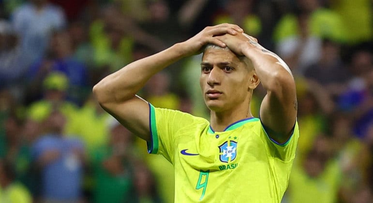 Richarlison conversa com torcedores e pede desculpas por derrota