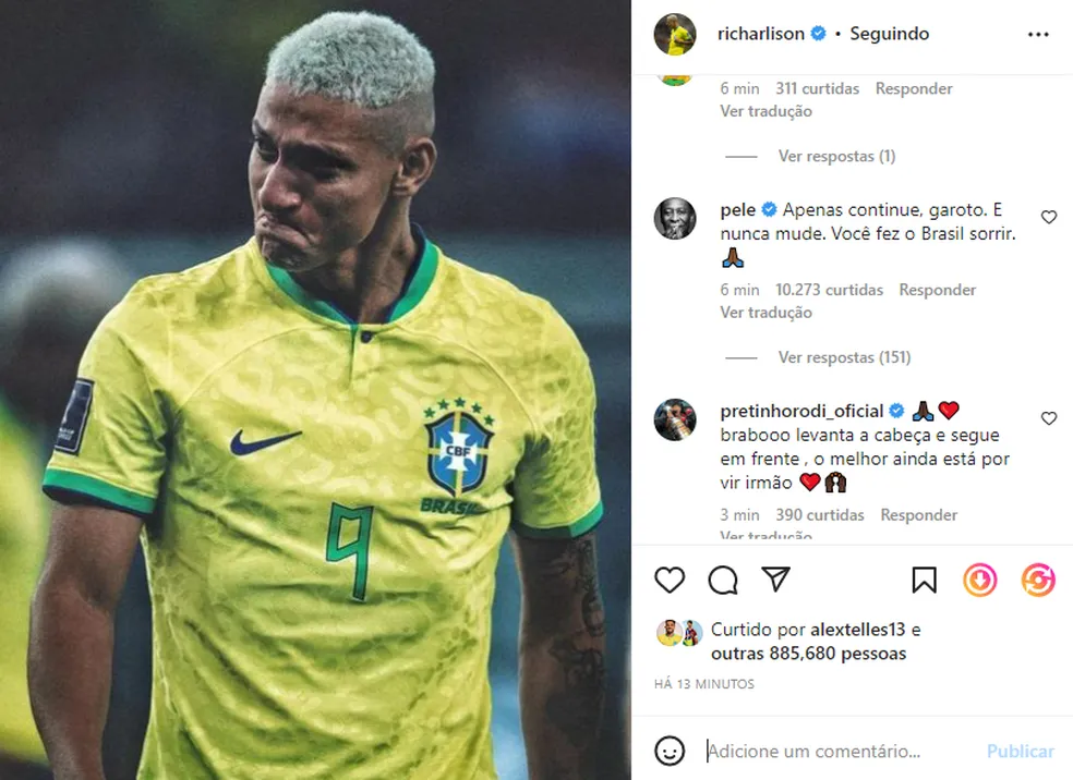 Richarlison conversa com torcedores e pede desculpas por derrota