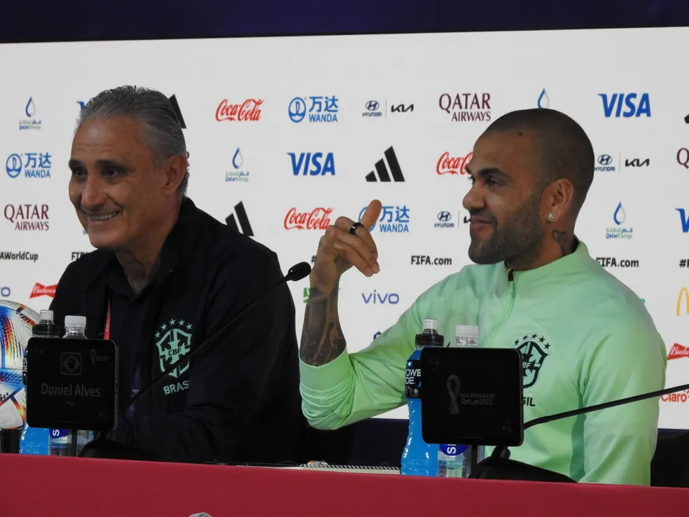 Daniel Alves ironiza as cr&iacute;ticas: &ldquo;melhor pandeirista&rdquo;